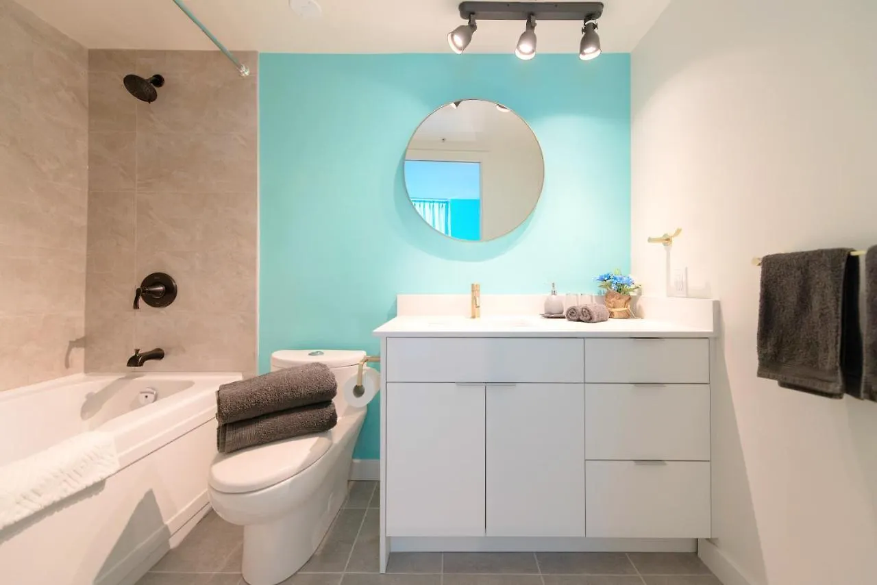 Chic 2-Bedroom In Central Downtown With Stunning Water Views Vancouver Apartment